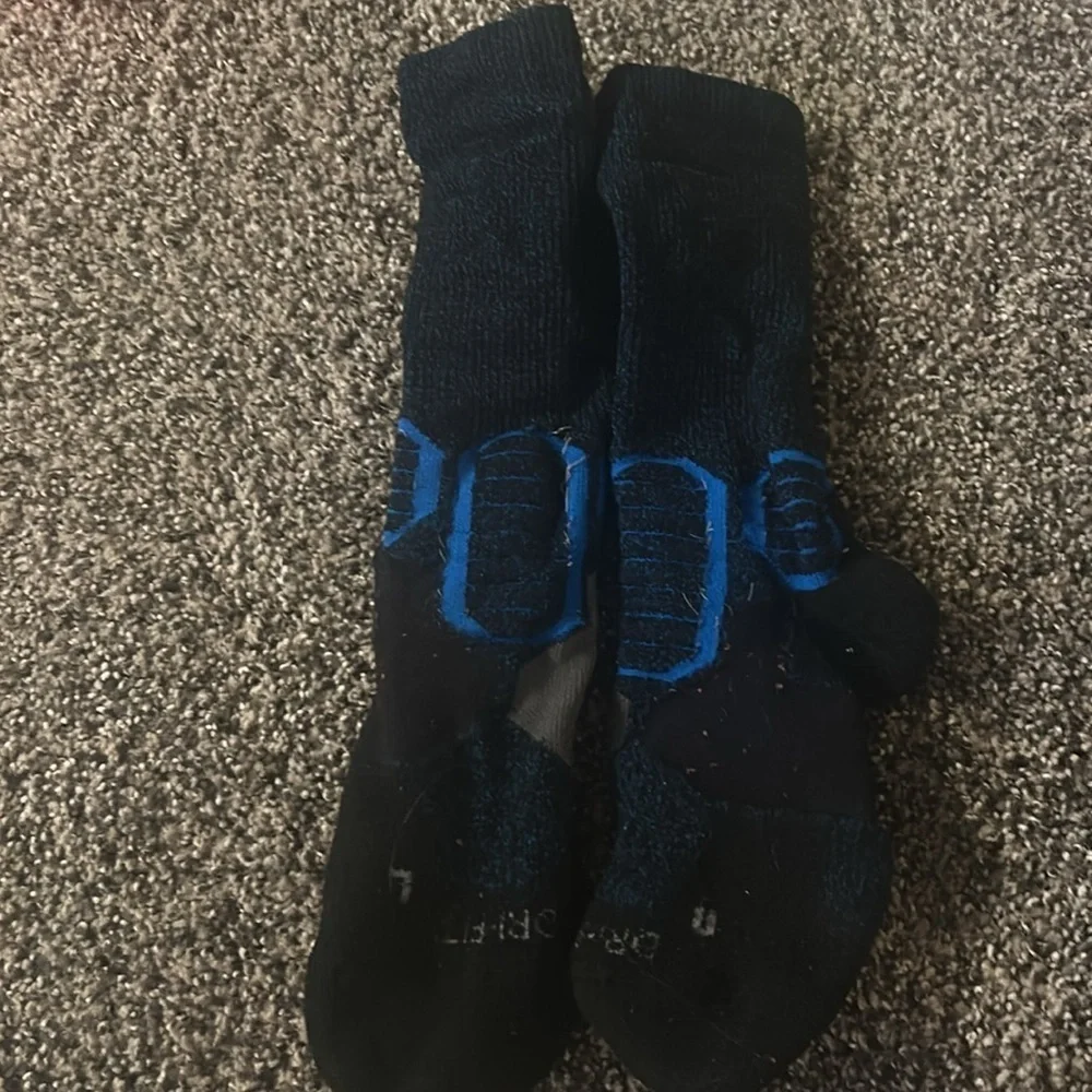 Four pairs f basketball socks